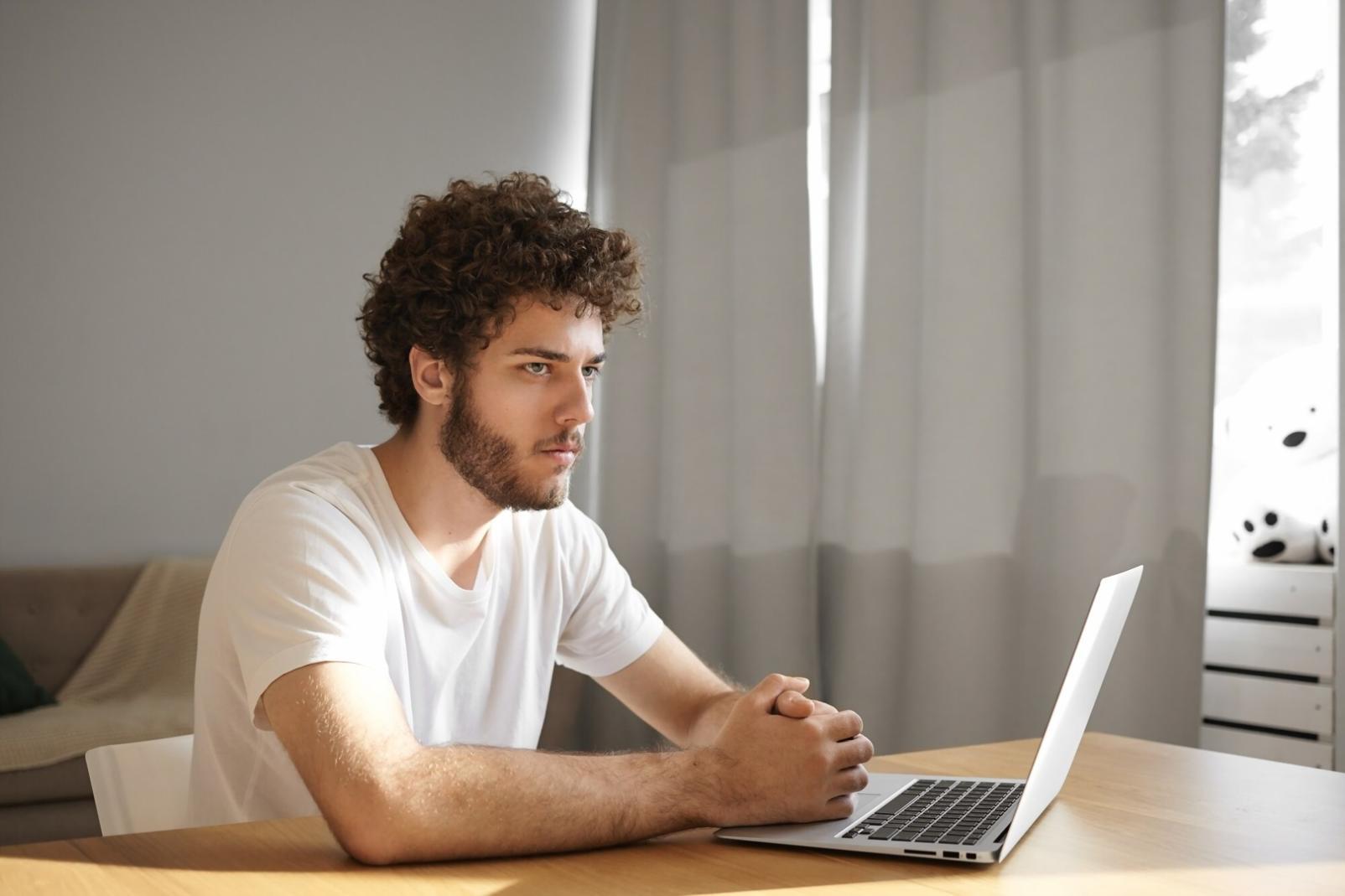 Moderne Büroumgebung mit Finanzunterlagen und Laptop